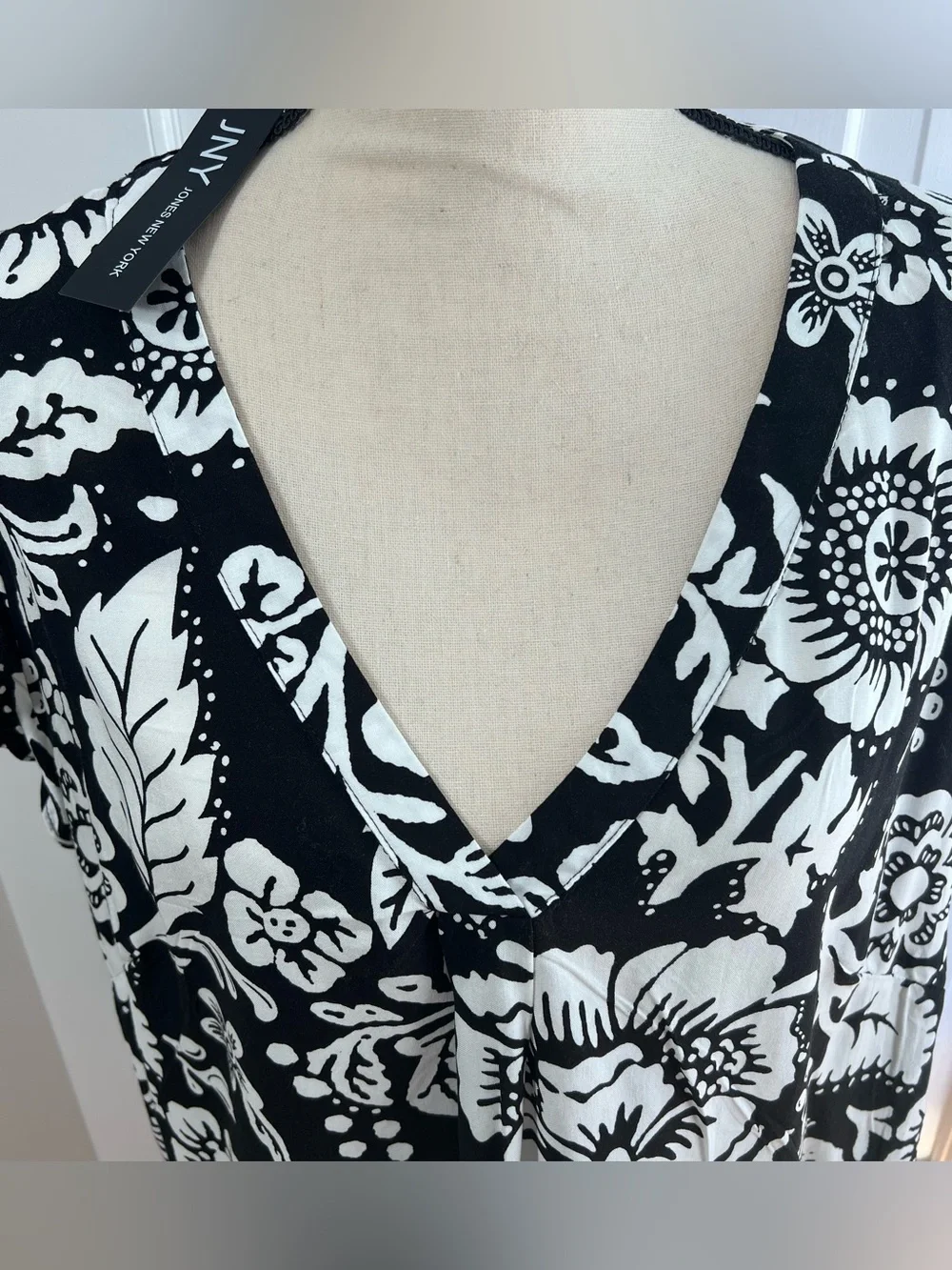 NEW Jones NY Black & White Floral V-Neck Women's Flutter Sleeve Top, Size 1X